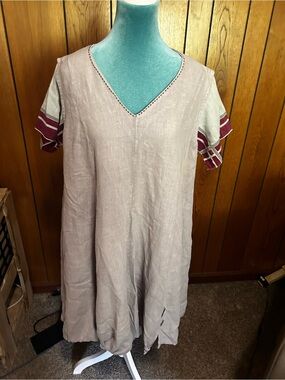 Relaxed V-Neck Linen Midi Dress in Light Mauve with Striped Sleeve Detail